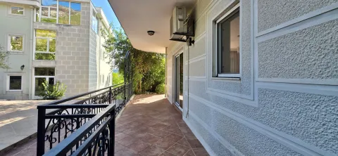 Prostrani natkriveni balkon sa popločanim podom i metalnom ogradom. - image 4