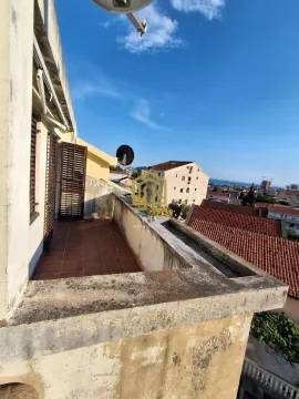 Dugačka terasa sa pogledom na naselje i more. - image 7