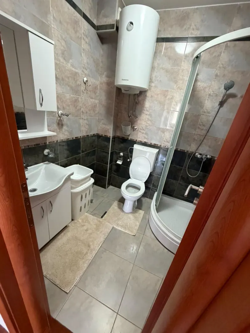 Kupatilo opremljeno umivaonikom, tuš kabinom, WC šoljom i bojlerom.