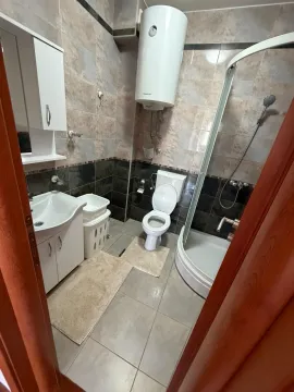 Kupatilo opremljeno umivaonikom, tuš kabinom, WC šoljom i bojlerom. - image 6