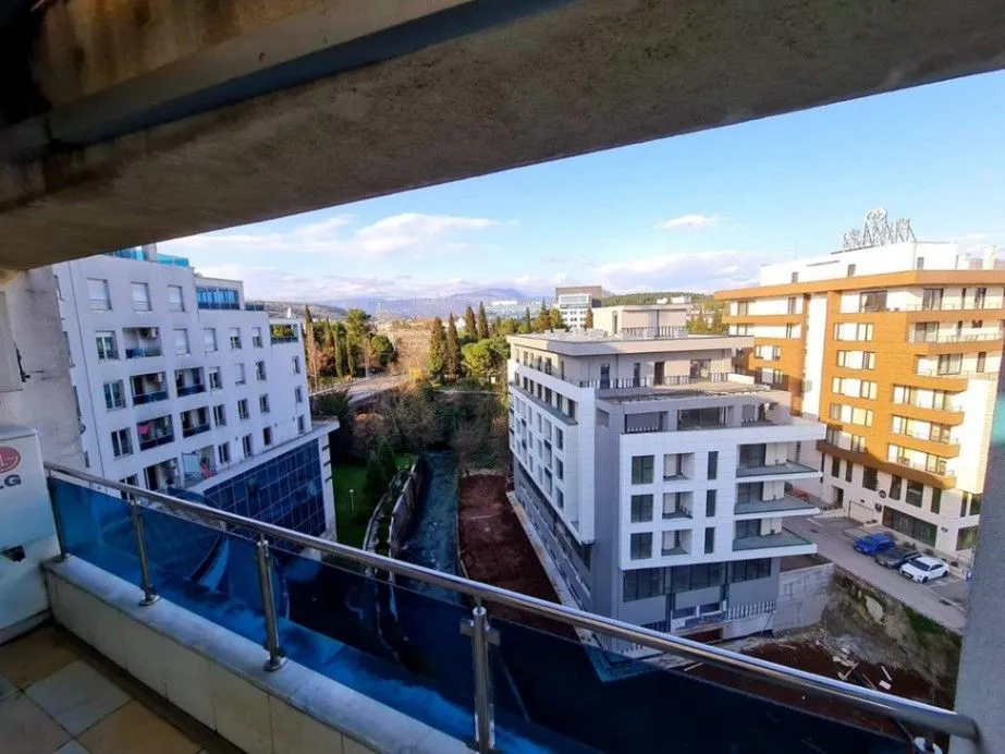 Izdavanje, dvosoban stan, 80m², Centar, Podgorica