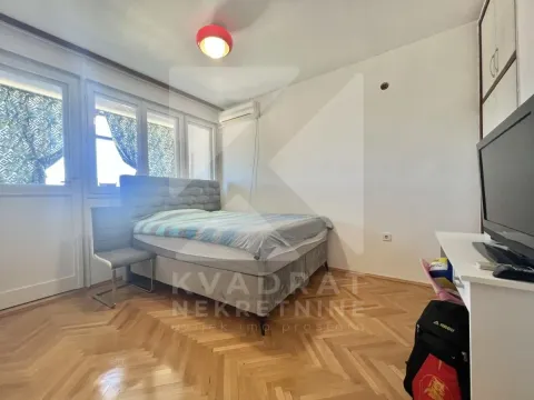 Spavaća soba sa bračnim krevetom, TV-om i izlazom na terasu. - image 16