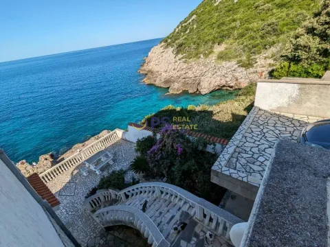 View from the terrace of the sea and the courtyard of the house. - image 9