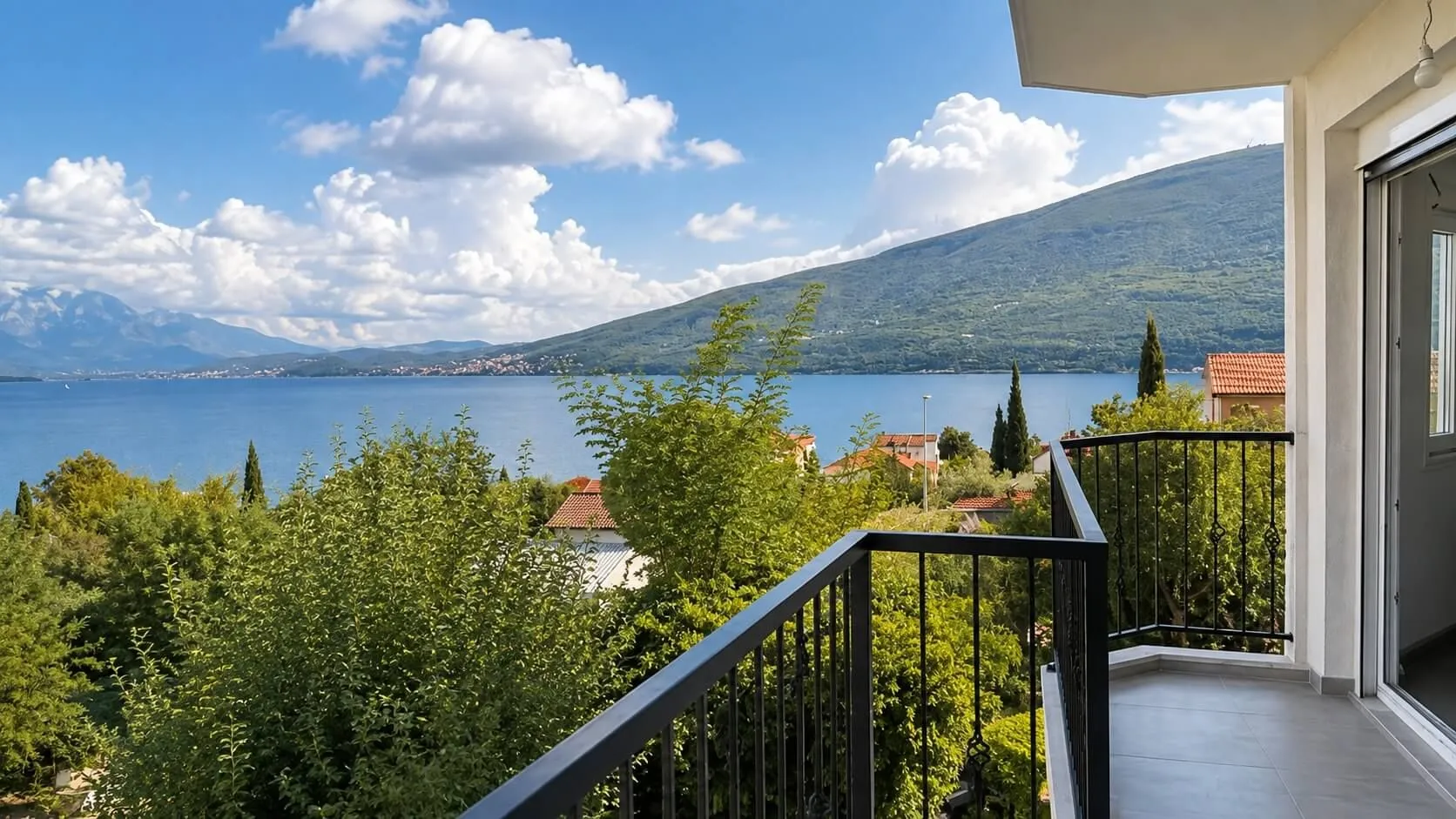 Pogled na more i planine sa balkona.