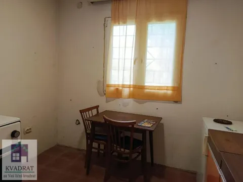 Manja kuhinja sa trpezarijskim stolom i prozorom. - image 11