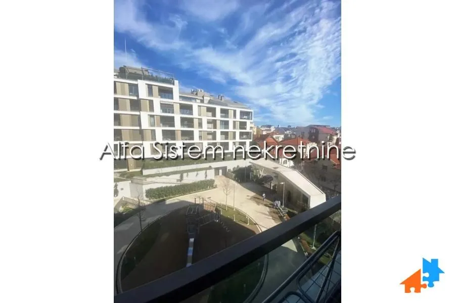 Pogled sa terase na dvorište i okolne zgrade.