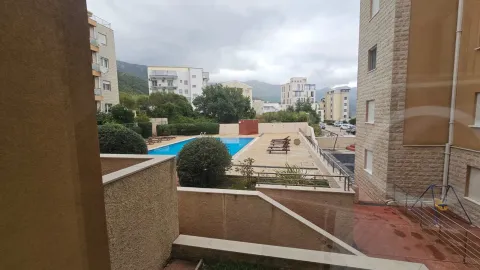 Pogled sa terase na bazen i okolne stambene zgrade. - image 20
