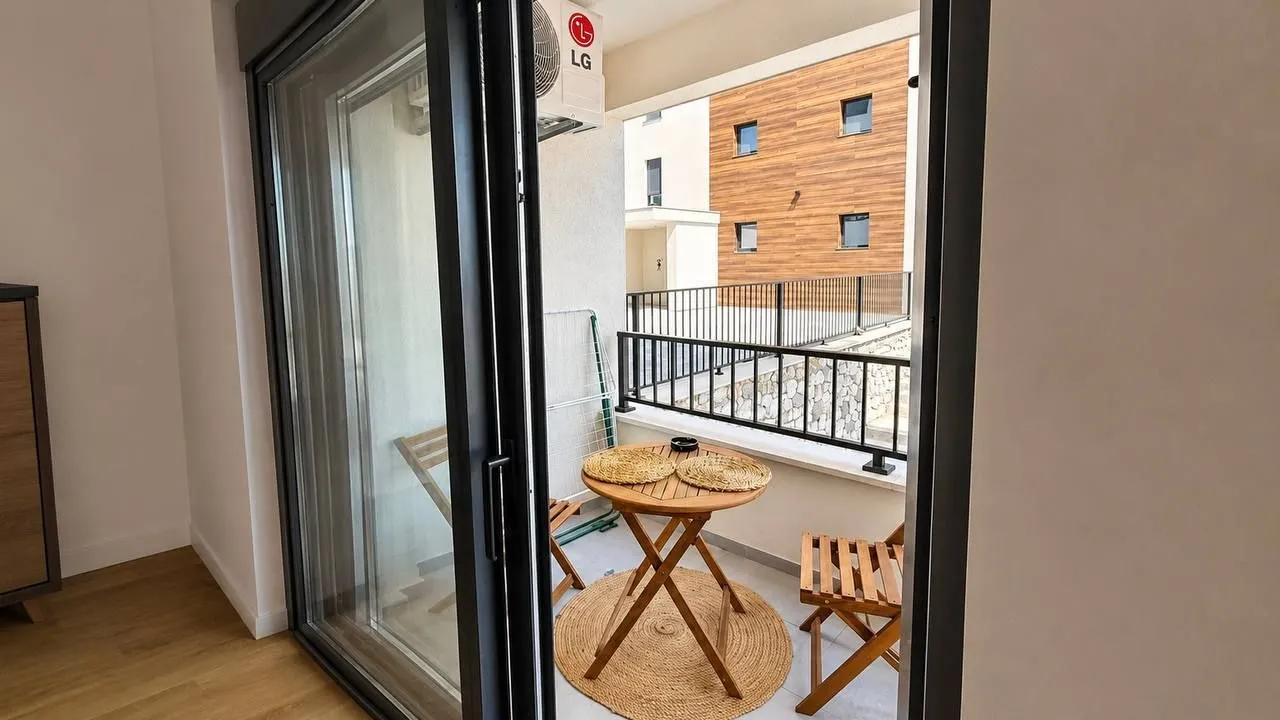 Izdavanje, jednosoban stan, 43m², Bečići, Budva