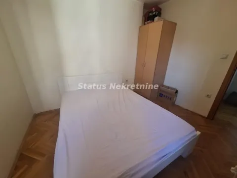 Spavaća soba sa bračnim krevetom i ormarom. - image 6