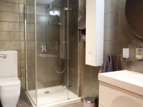 Izdavanje, četvorosoban stan, 178m², City Kvart, Podgorica - image 11