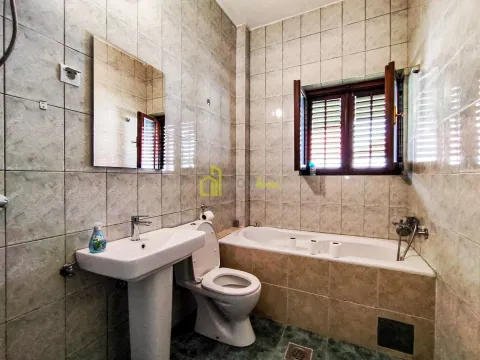 Prodaja, kuća, 340m², Tološi, Podgorica - image 8