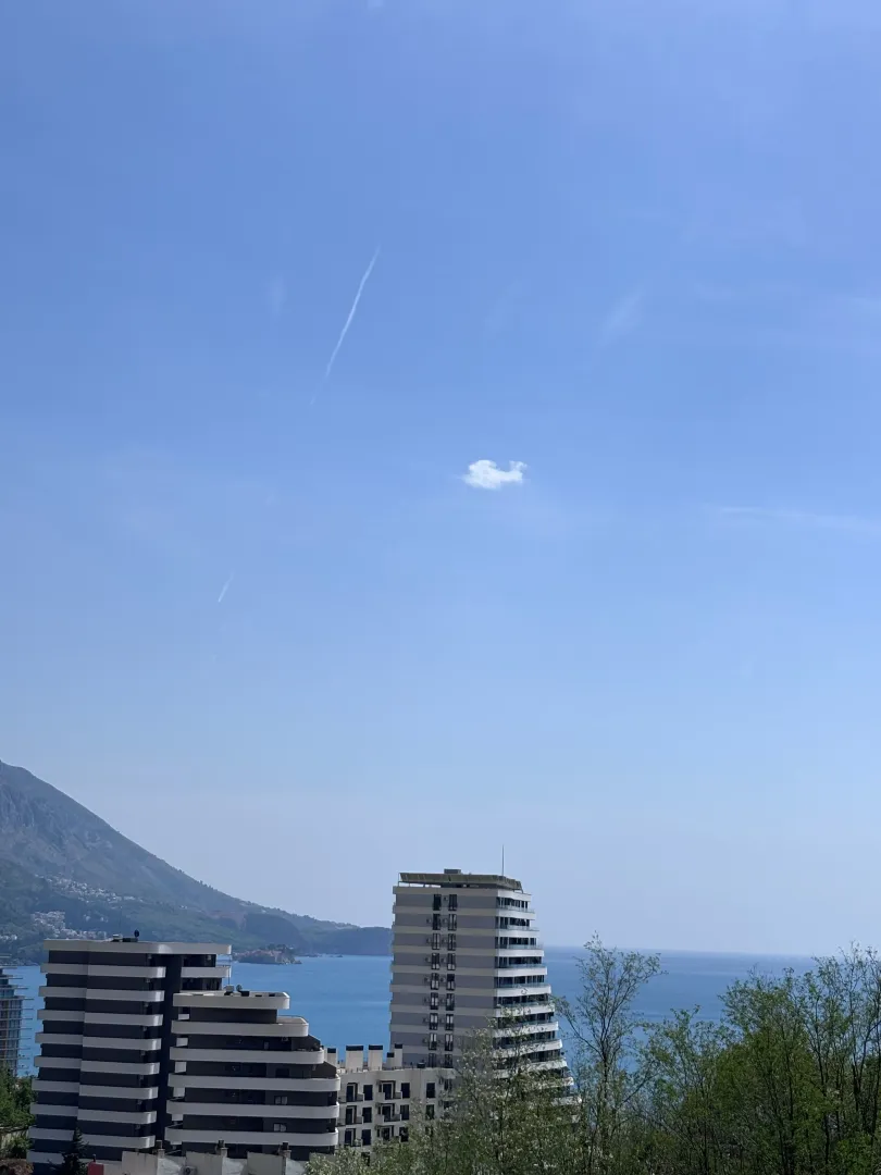 Pogled na more i okolne zgrade sa terase.