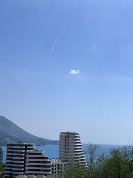 Pogled na more i okolne zgrade sa terase. - image 9