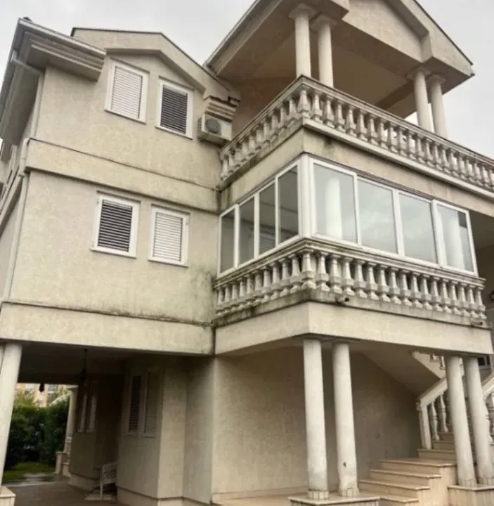 Prodaja, kuća, 470m², Stari Aerodrom, Podgorica