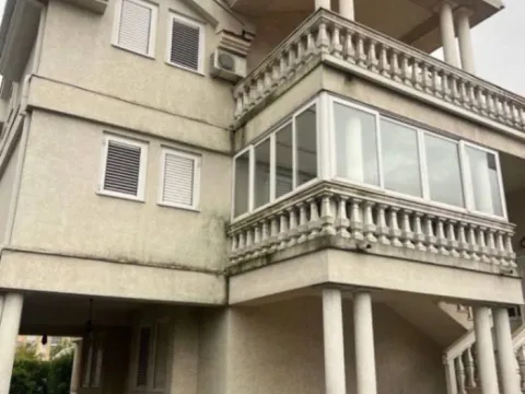 Sale, house, 470m², Stari Aerodrom, Podgorica - image 1