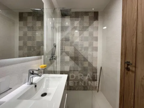 Moderne kupatilo sa umivaonikom, tuš kabinom i dekorativnim pločicama. - image 6