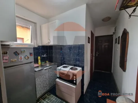 Manja kuhinja sa frižiderom, sudoperom i šporetom. - image 5