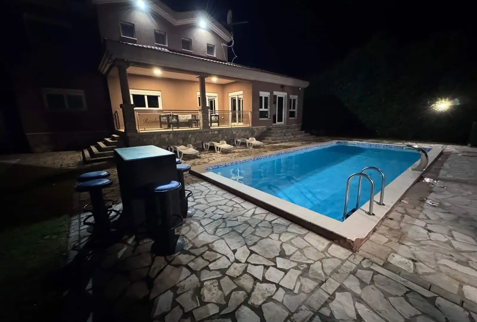 Izdavanje, kuća, 330m², Golubovci, Podgorica