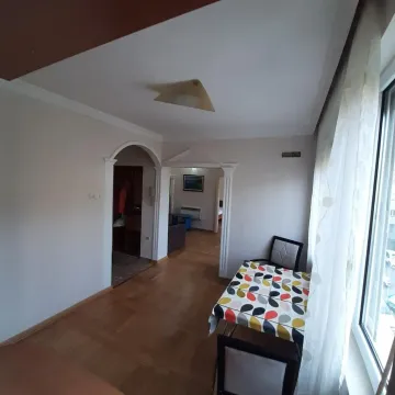 Dnevna soba sa trpezarijskim stolom i prolazom ka predsoblju. - image 12
