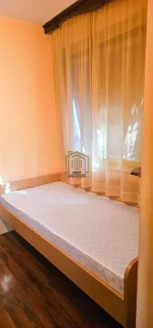 Manja spavaća soba sa krevetom i prozorom sa zavjesama. - image 3