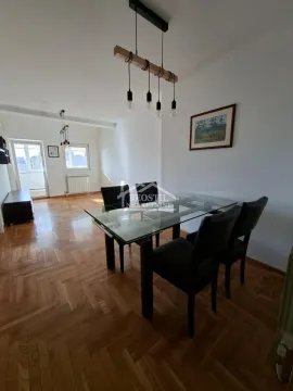 Dnevni boravak sa trpezarijskim stolom i stolicama. - image 2