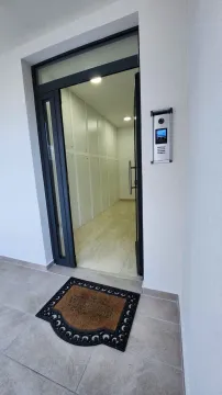 Izdavanje, trosoban stan, 90m², Kalimanj, Tivat - image 6