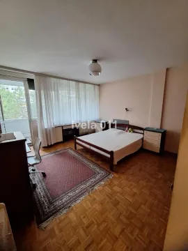Nameštena spavaća soba sa bračnim krevetom, radnim stolom i izlazom na terasu. - image 7