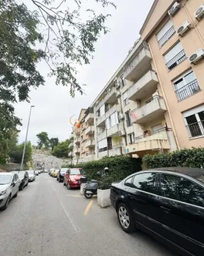 View of the exterior of the residential building and parking in front of the entrance. - image 10