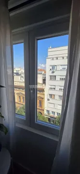 Pogled kroz prozor na okolne zgrade i gradsku ulicu. - image 7
