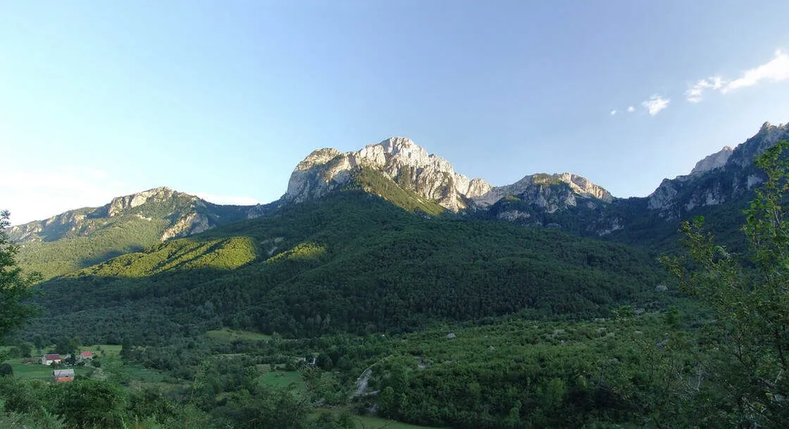 Pogled na planinski pejzaž i šumovite padine.