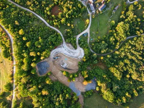 Pogled iz vazduha na zemljište sa pristupnim putem i šumskim okruženjem. - image 2