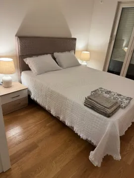 Furnished bedroom with a double bed, nightstands, and lamps. - image 10