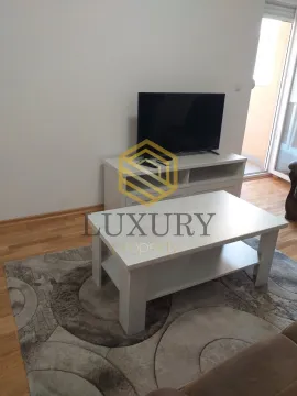 Dnevna soba sa garniturom, stočićem i televizorom. - image 6