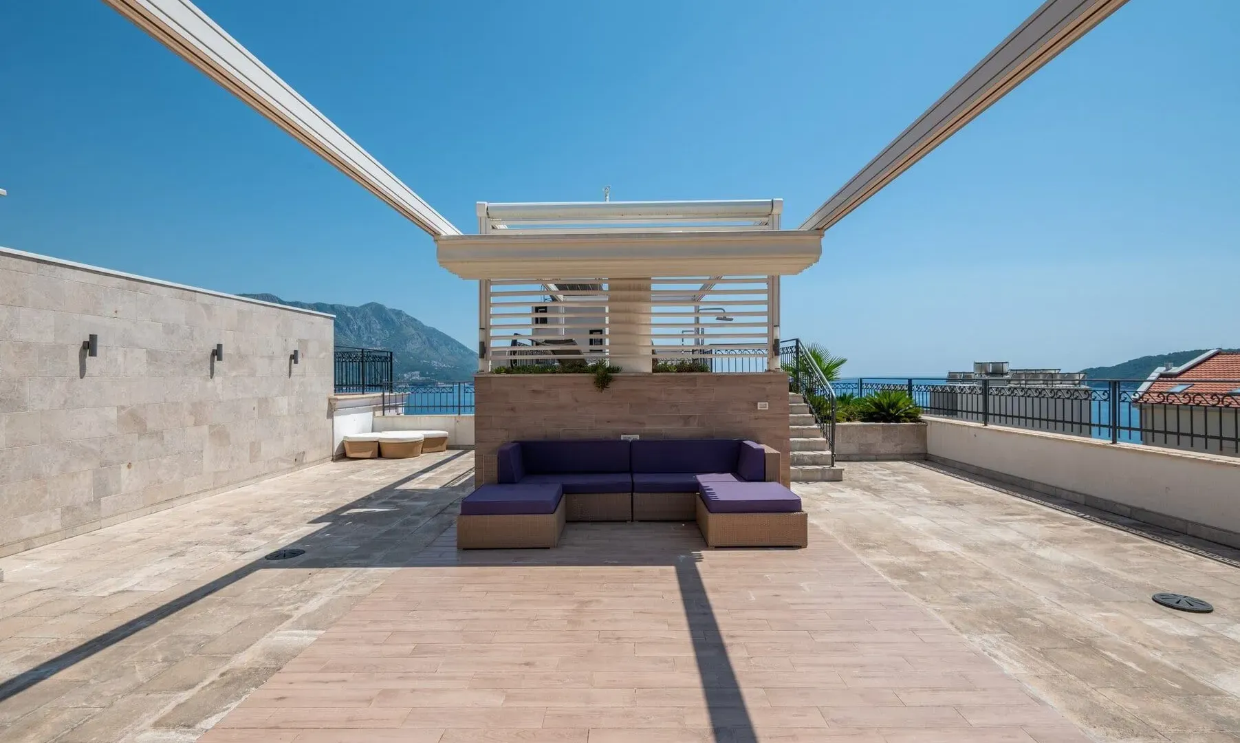 Sale, two bedroom apartment, 265m², Bečići, Budva