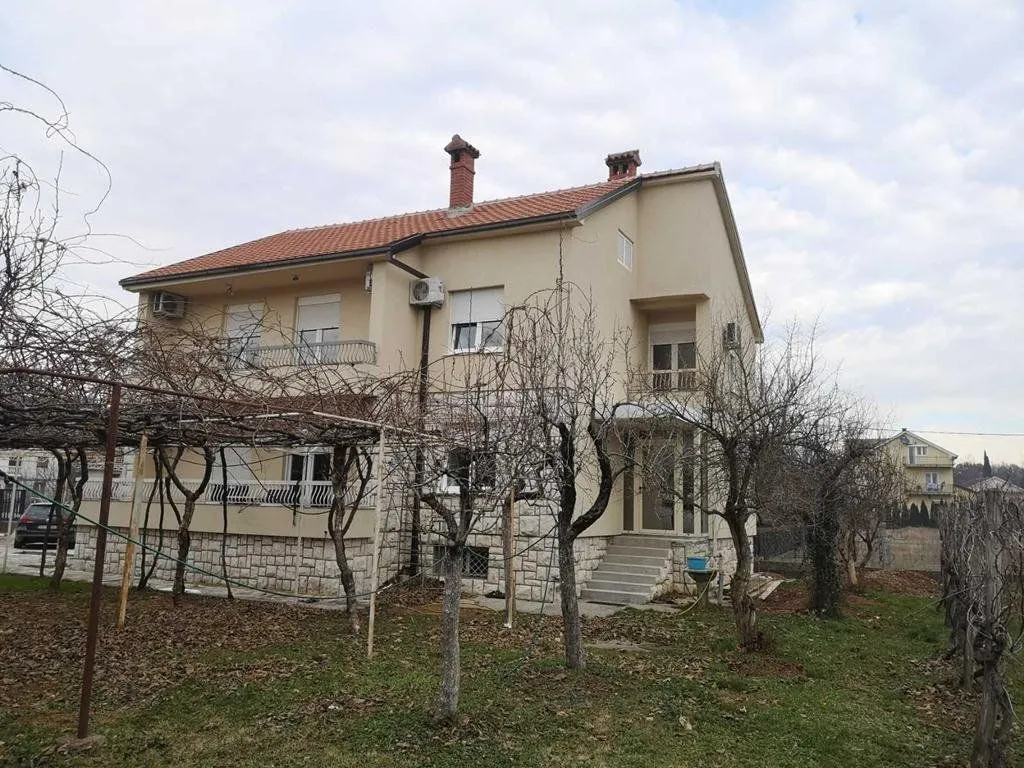 Izdavanje, stan, 350m², Vranići, Podgorica