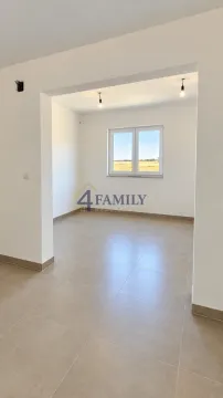 Prazna svetla prostorija sa keramičkim pločicama na podu i vodenim žigom agencije. - image 7
