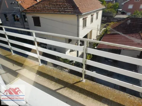 Pogled sa terase na okolne objekte i dvorište. - image 35