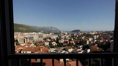 Pogled sa balkona na grad i more u daljini. - image 4