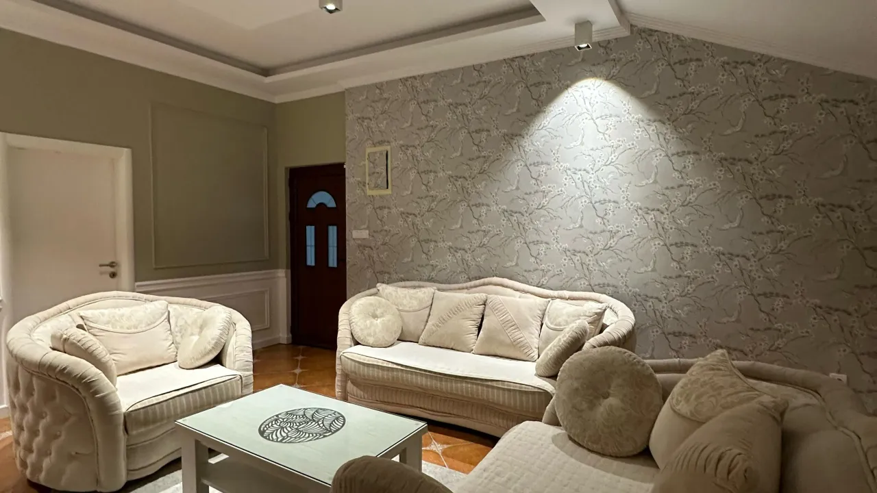 Izdavanje, trosoban stan, 130m², Centar, Tivat