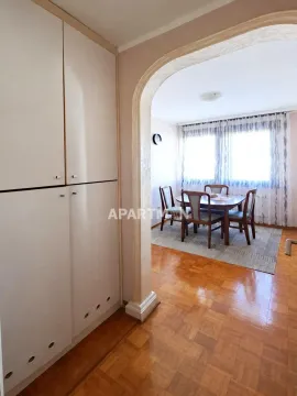 Pogled iz hodnika na trpezariju sa stolom i stolicama kroz dekorativni luk. - image 10