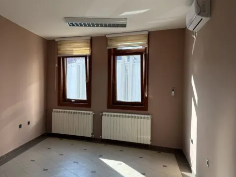 Izdavanje, poslovni prostor, 27m², Centar, Kragujevac - image 2