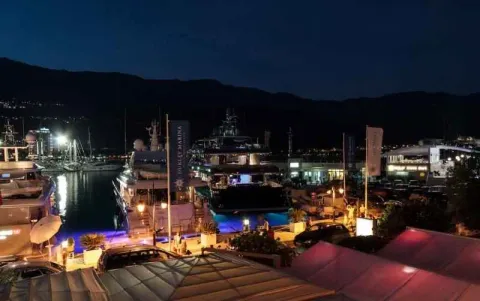 Noćni pogled sa terase na marinu sa jahtama i planine u pozadini. - image 14