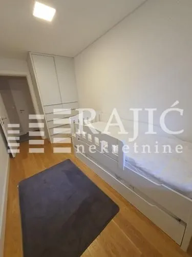 Children's bedroom with a bed and built-in wardrobe.