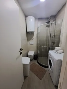 Kupatilo opremljeno tuš kabinom, WC šoljom, bojlerom i veš mašinom. - image 12