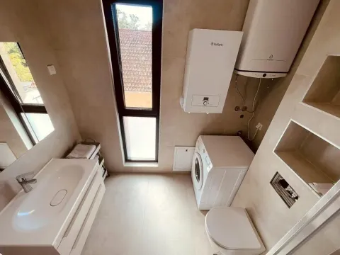 Moderno kupatilo sa umivaonikom, veš mašinom, WC šoljom i bojlerom. - image 16