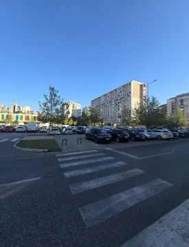 Pogled na stambene zgrade i parking ispred naselja. - image 2