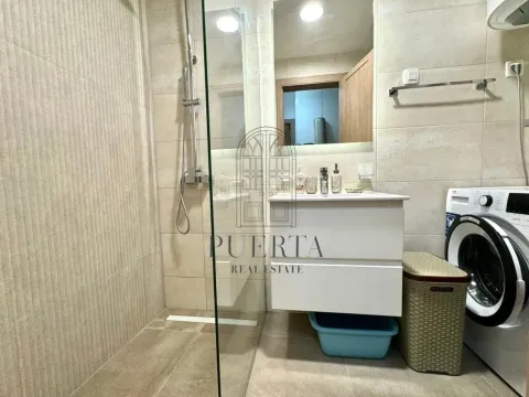 Moderno opremljeno kupatilo sa tuš kabinom, umivaonikom i mašinom za veš. - image 11