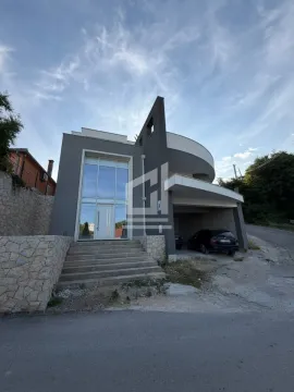 Eksterijer moderne dvospratne kuće sa garažom i stepeništem na ulazu. - image 15