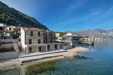 Pogled iz vazduha na kamenu kuću smještenu direktno na obali mora. - image 72