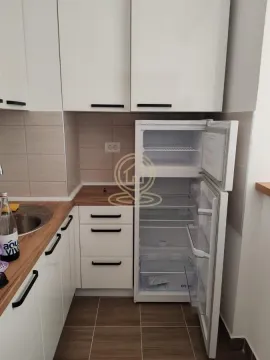 Manja kuhinja sa belim elementima i otvorenim frižiderom. - image 8